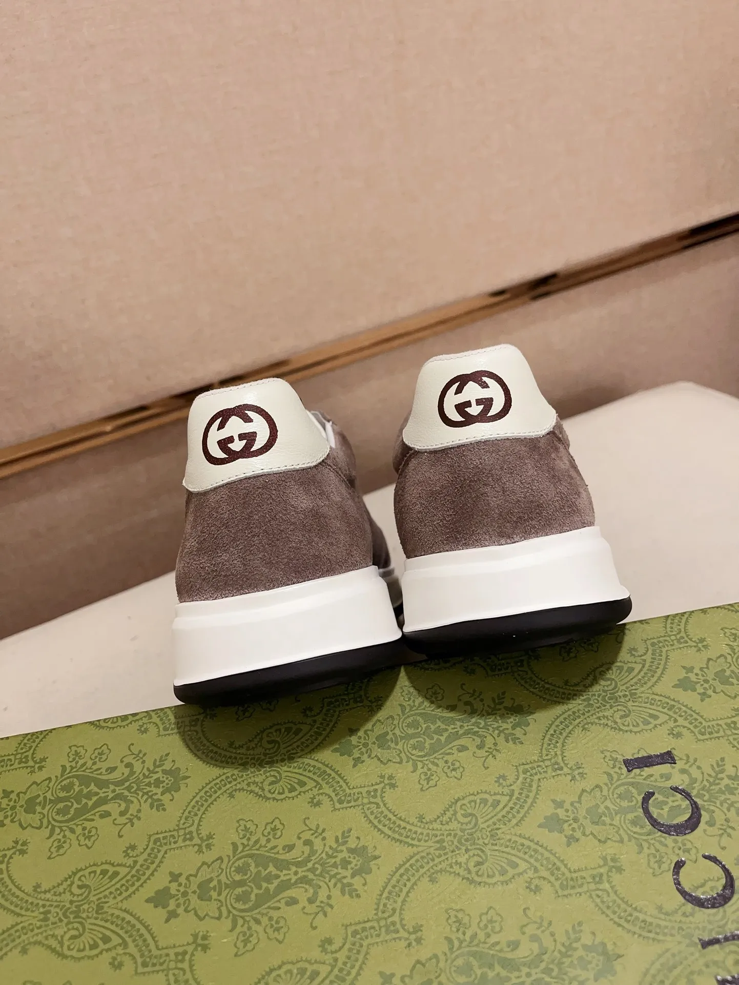 Men's shoes 💰 462 💰 High-quality new GUCCI counters are launched simultaneously. The new men's shoes, 😘fabrics are selected from imported cowhide, and the lining is sheepskin lining. 👍🏿 High-end ☄️ air-cushion molded anti-slip rubber outsole, exquisite lines, simple and elegant, comfortable and high-end for leisure travel. Code number: 38 to 44 (45 can be customized and cannot be returned or exchanged)